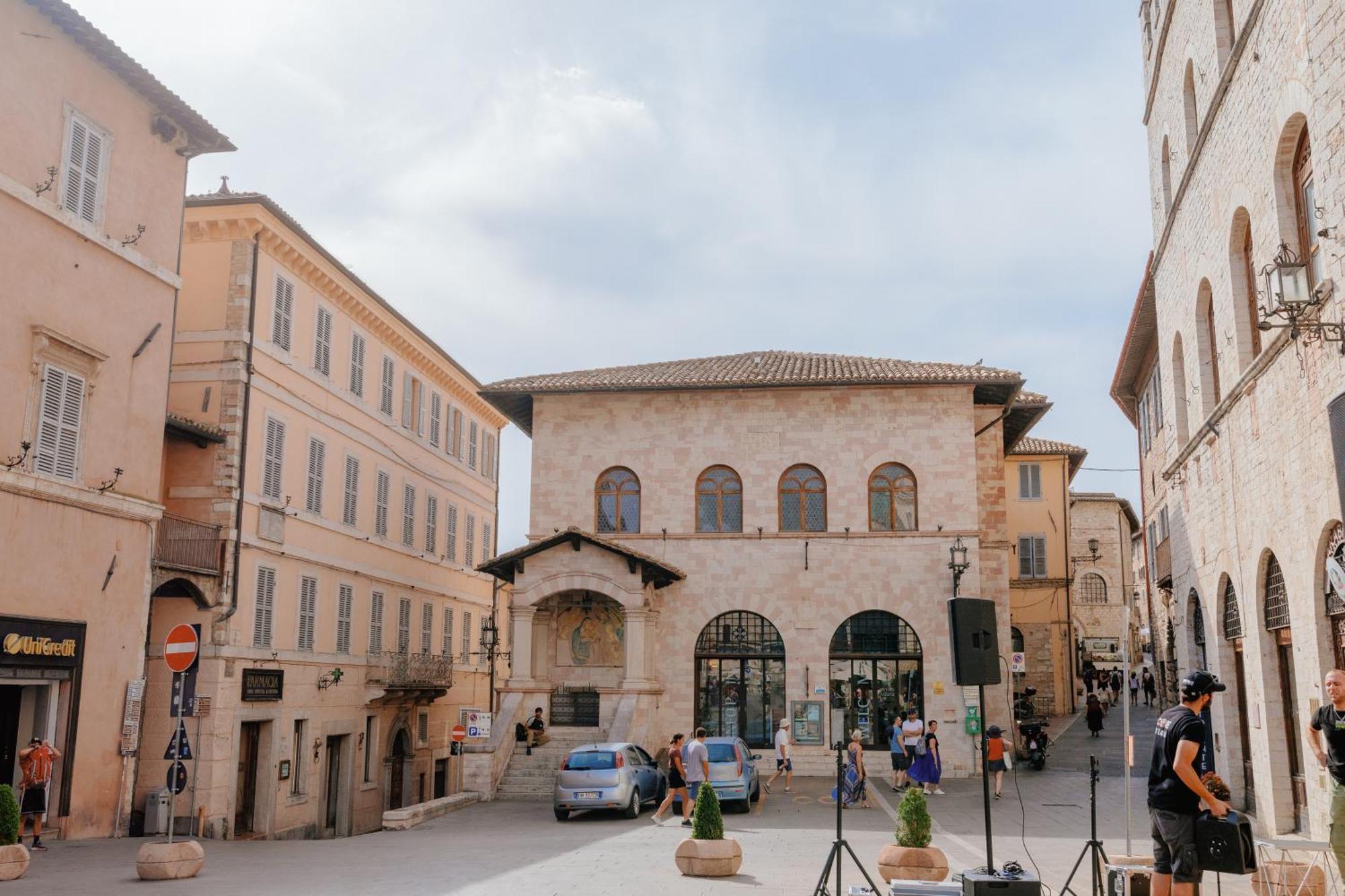Suite Comunicanti, Tra Antico E Moderno Ассизи Экстерьер фото